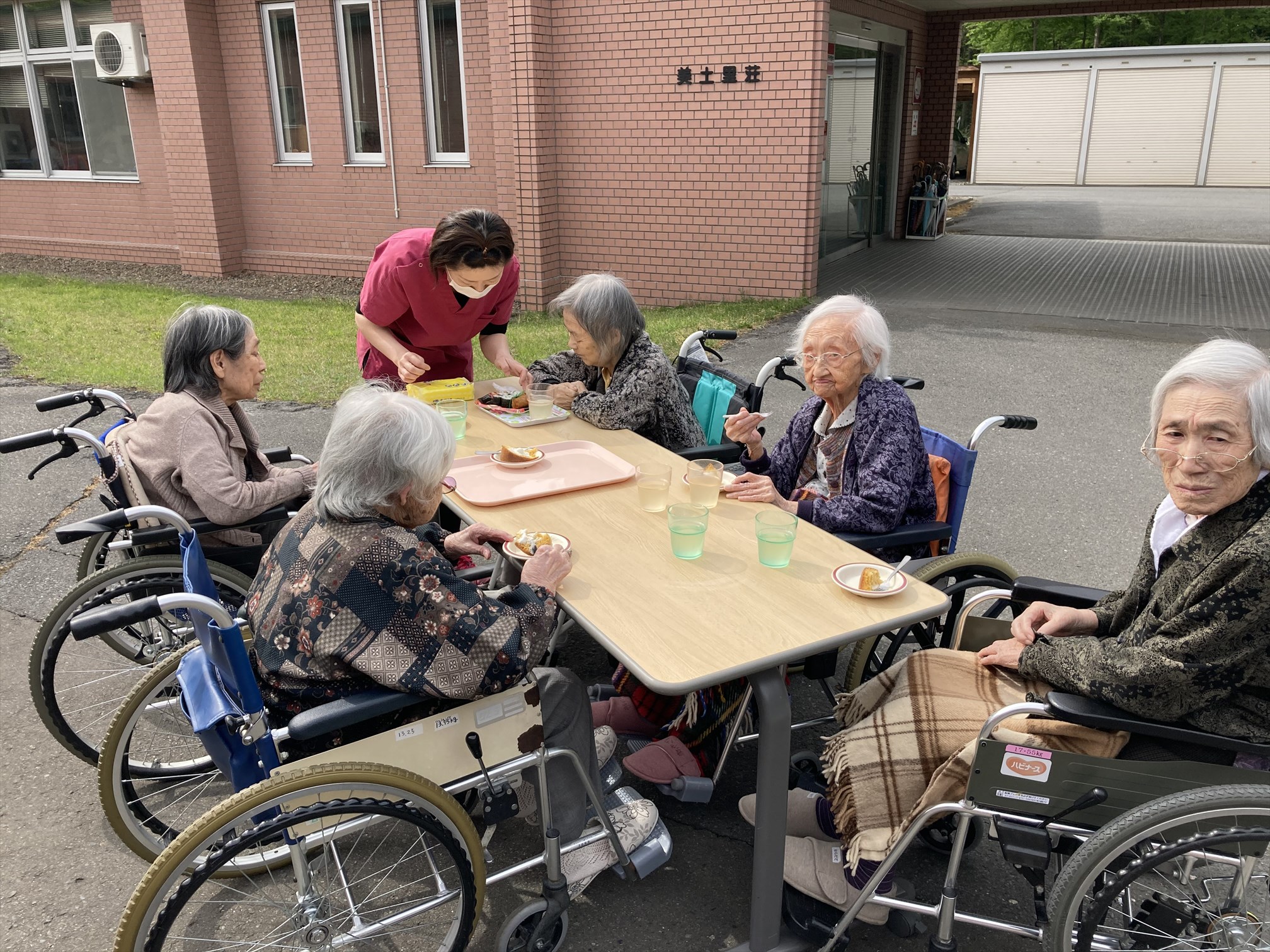 屋外でお茶会