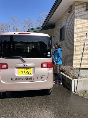 居宅介護支援事業所　社用車で外出するケアマネージャー
